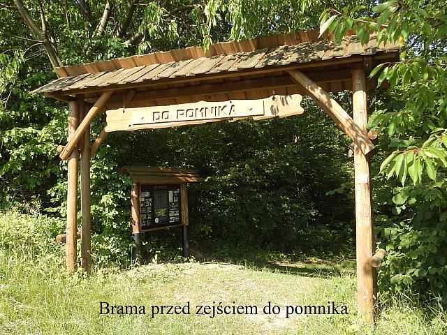 Las Grabinski- tablica przed zejściem do pomnika-2