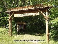 Las Grabinski- tablica przed zejściem do pomnika-2
