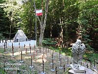 Otoczenie pomnika w Lesie Grabińskim w 2024 r